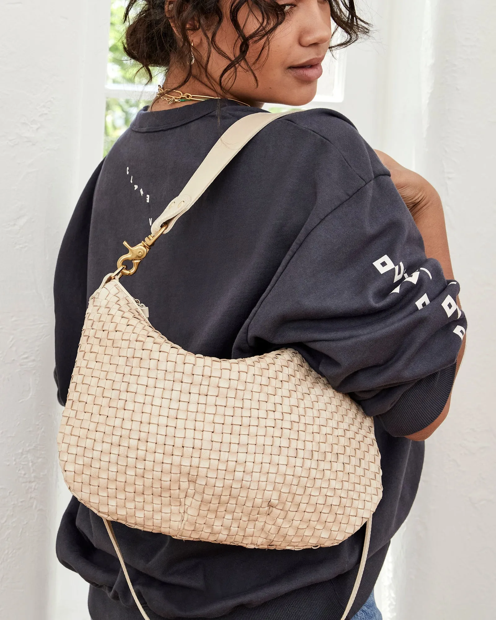 Clare V. - Moyen Messenger in Cream Woven Checker